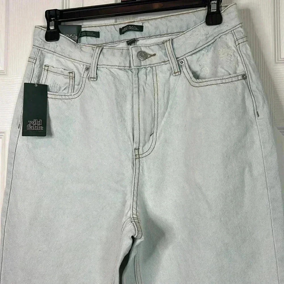 Wild Fable Super-High Rise Tapered Jeans - Ultra Light Wash, Size 6 / 28" Inseam - Picture 4 of 12